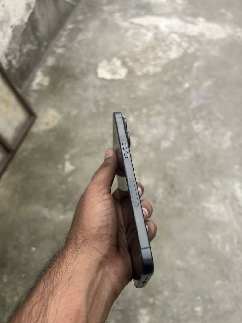 Apple iPhone 15 Pro Max 4