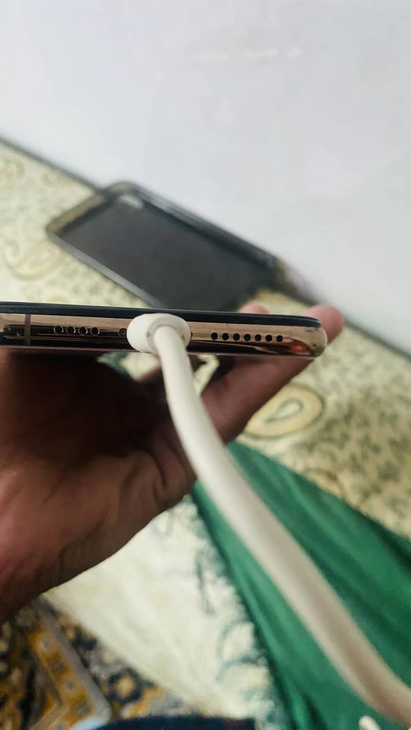 Apple iPhone XS Max 3