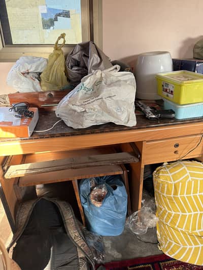 Urgent sell Office tables for sell okay ha bus maintainace chaiye ha