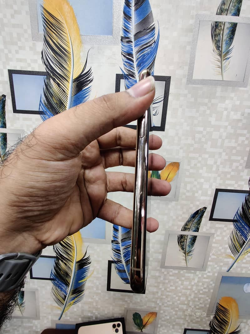 Apple iPhone 11 Pro 4