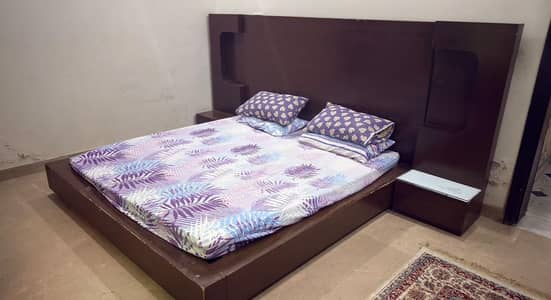 king bed with side tables
