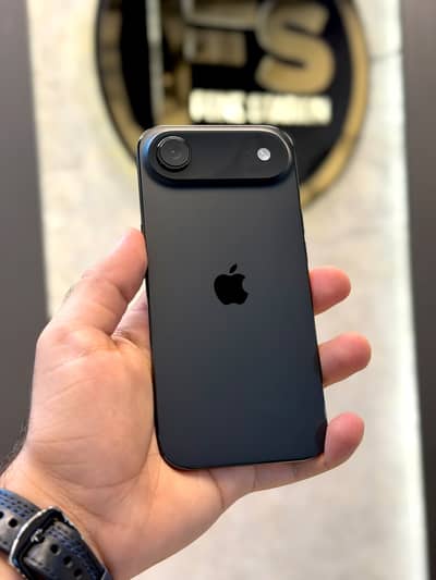 iPhone 17 Air 256GB JV Non-PTA | 100% Battery Health | 10/10 Condition