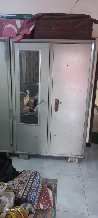 almari . . . . wardrobe used
