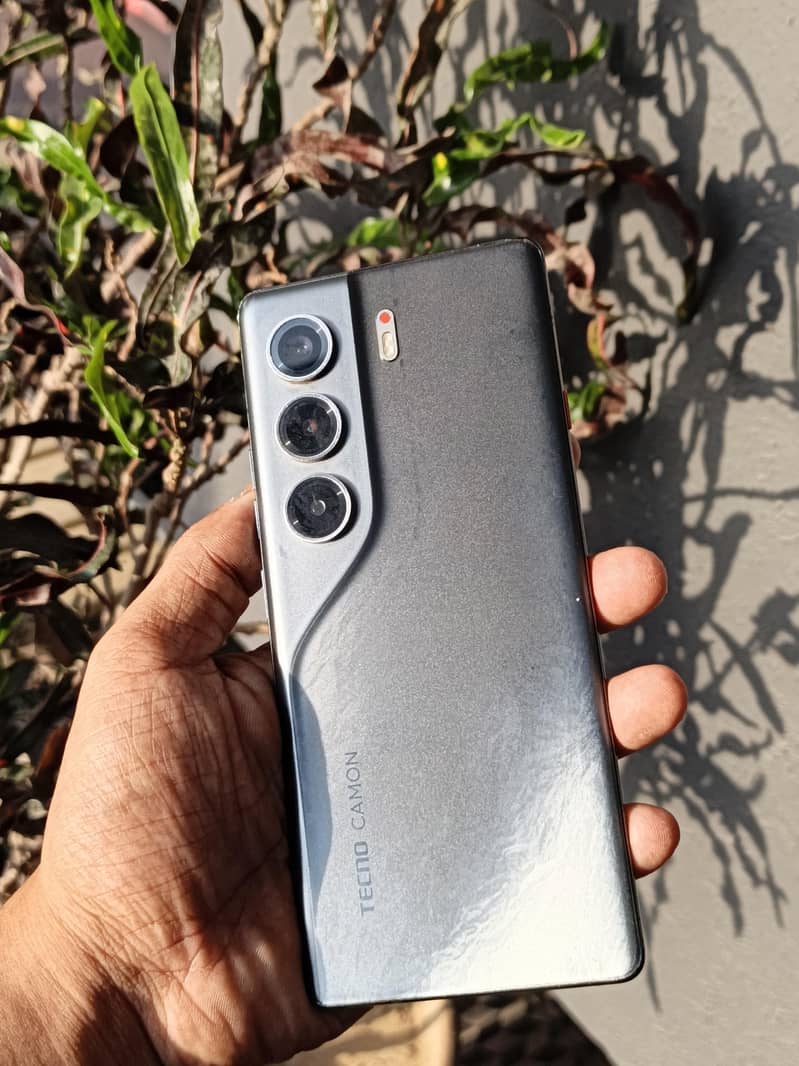 Tecno CAMON 40 Pro 1