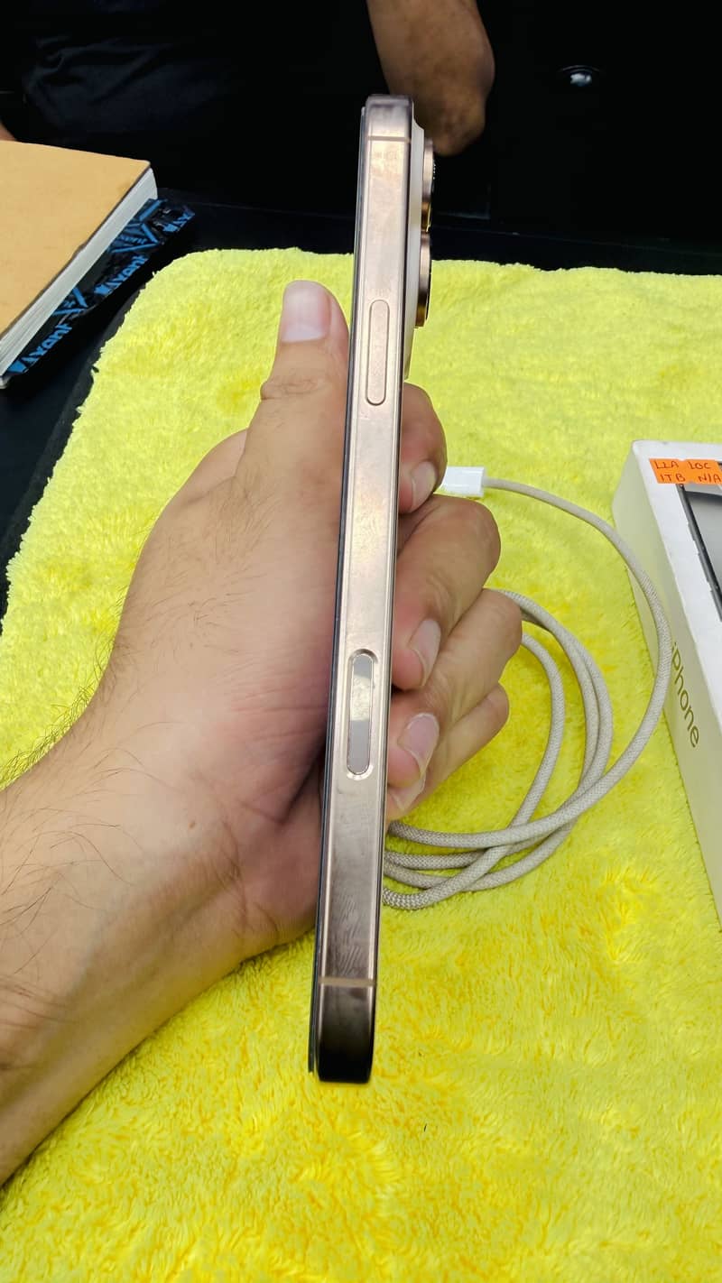 Apple iPhone 16 Pro Max 3
