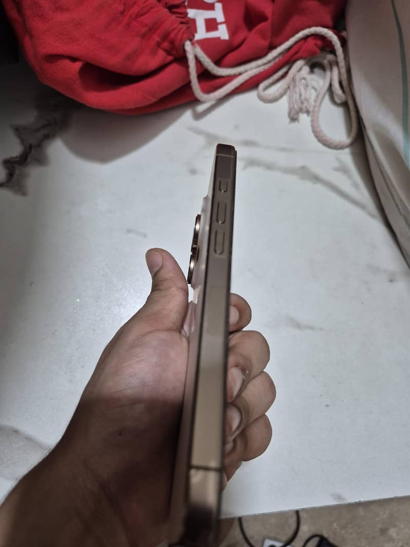 Apple iPhone 16 Pro 3