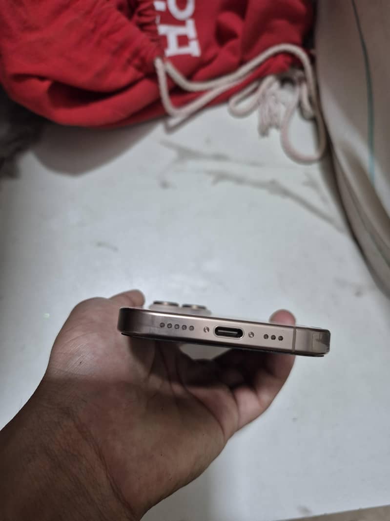 Apple iPhone 16 Pro 4