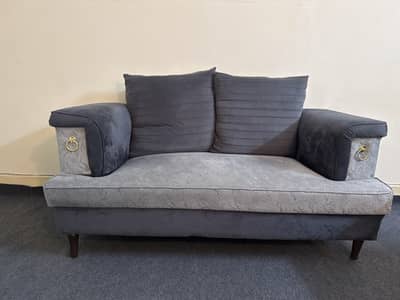 * Excellent condition * Comfortable and spacious * Premium fabric uph