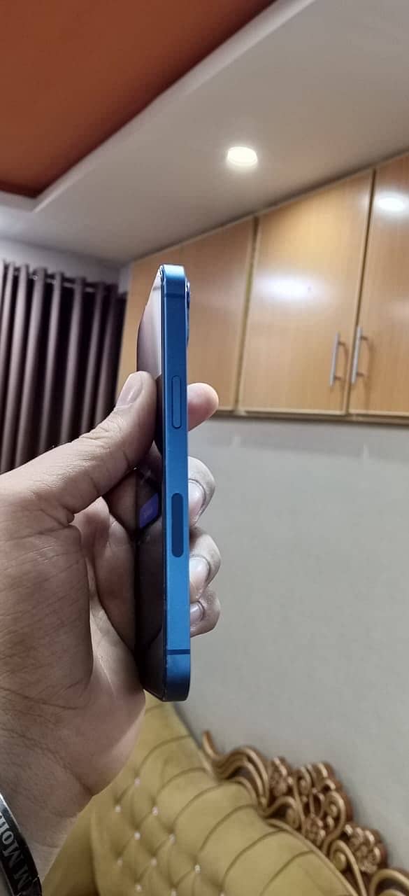 Apple iPhone 13 8