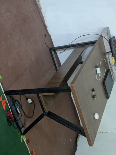 Table + plastic chairs 3 + office chair 2