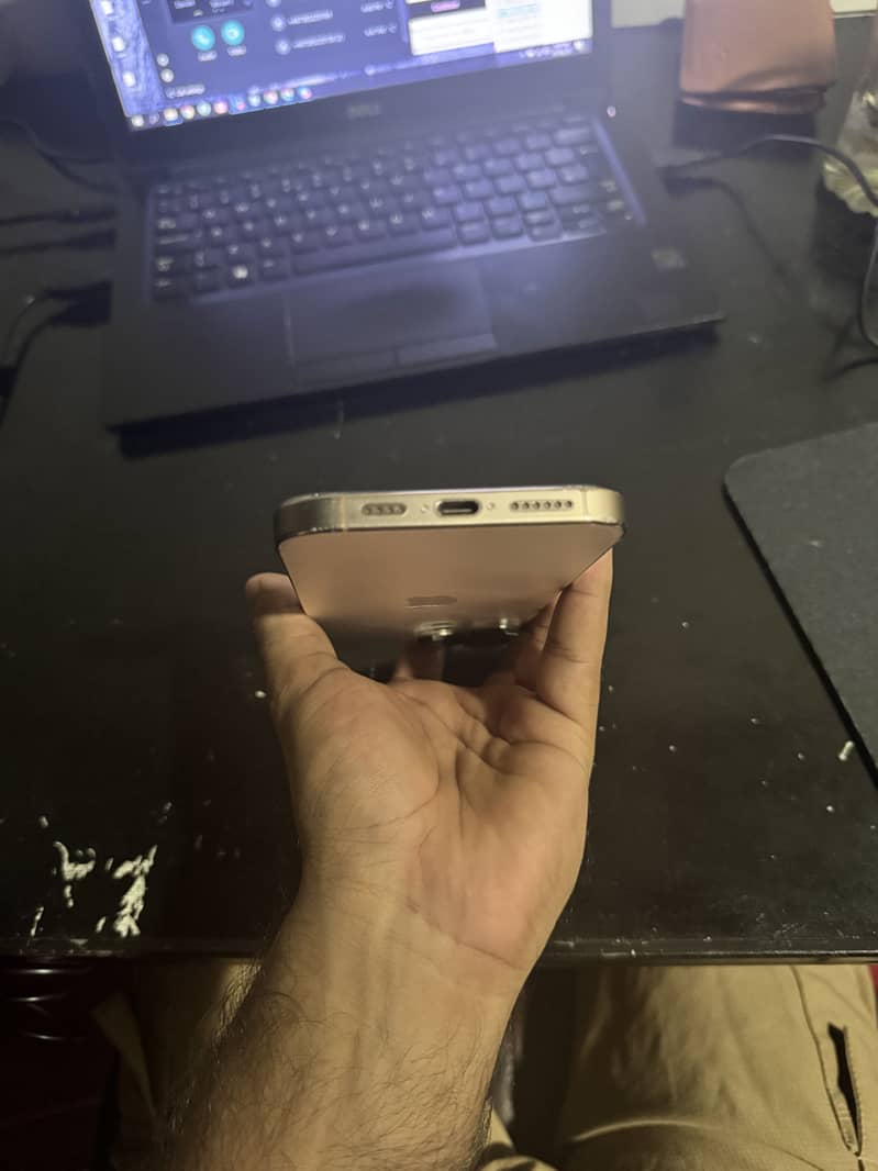 Apple iPhone 16 Pro Max 1