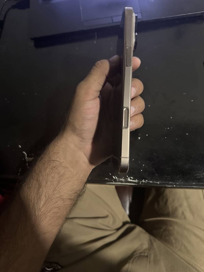 Apple iPhone 16 Pro Max 2