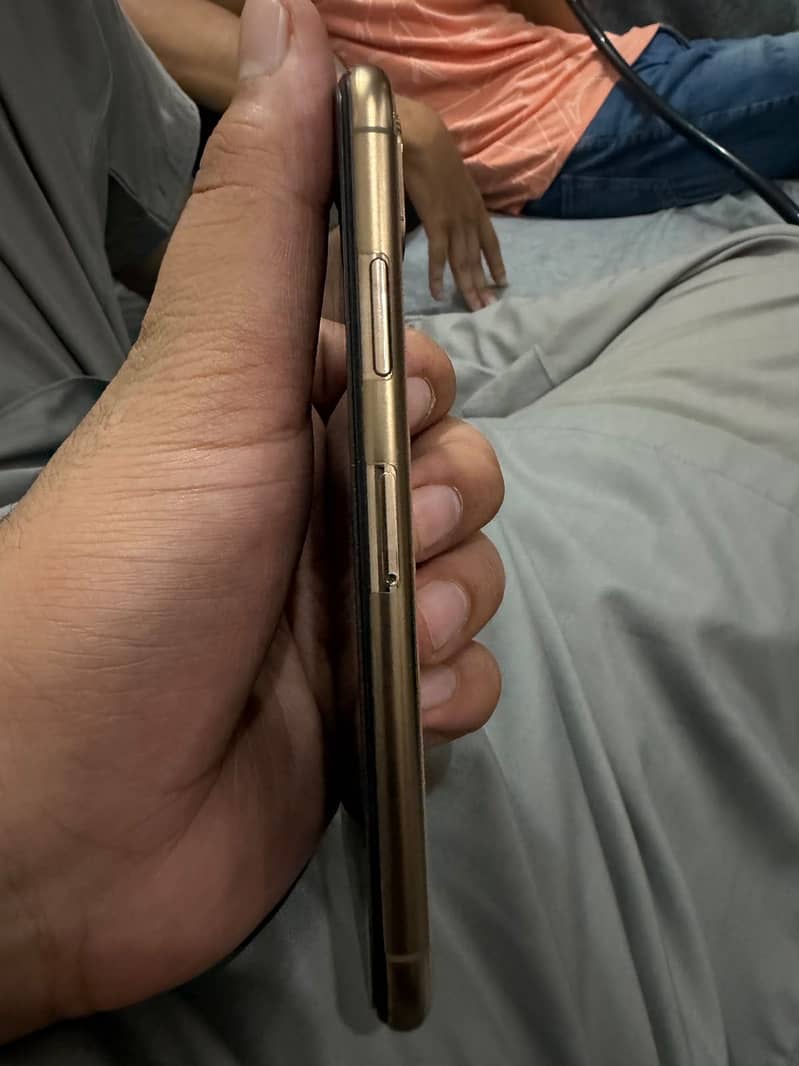 Apple iPhone XS 4