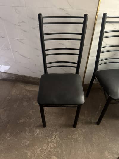 Black leather foam gaddi lagi hui hai, bethne mein boht aaram deh hai