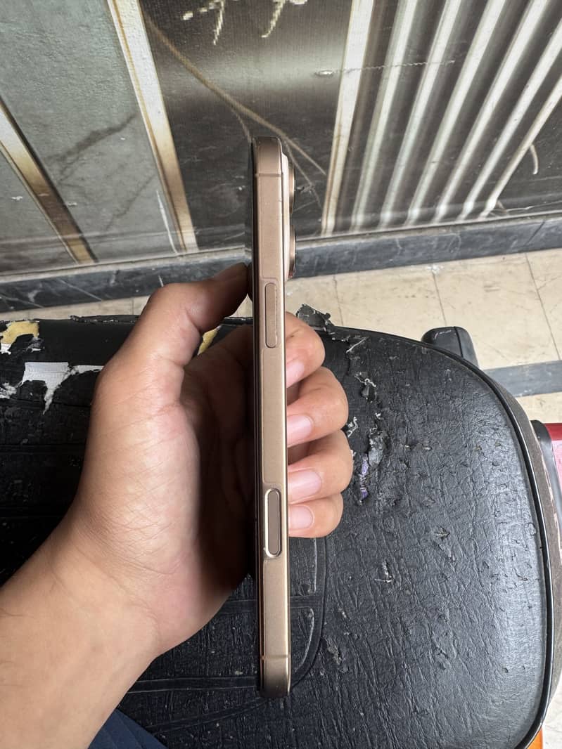 Apple iPhone 16 Pro Max 2