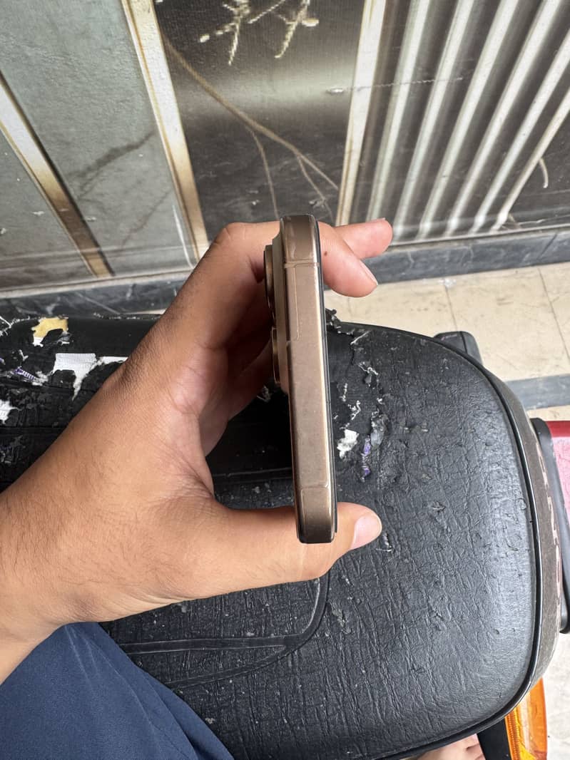 Apple iPhone 16 Pro Max 4