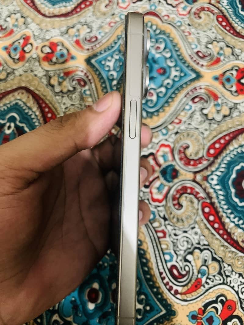 Apple iPhone 15 Pro Max 3