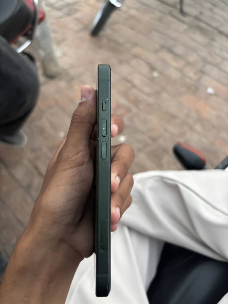 Apple iPhone 13 2