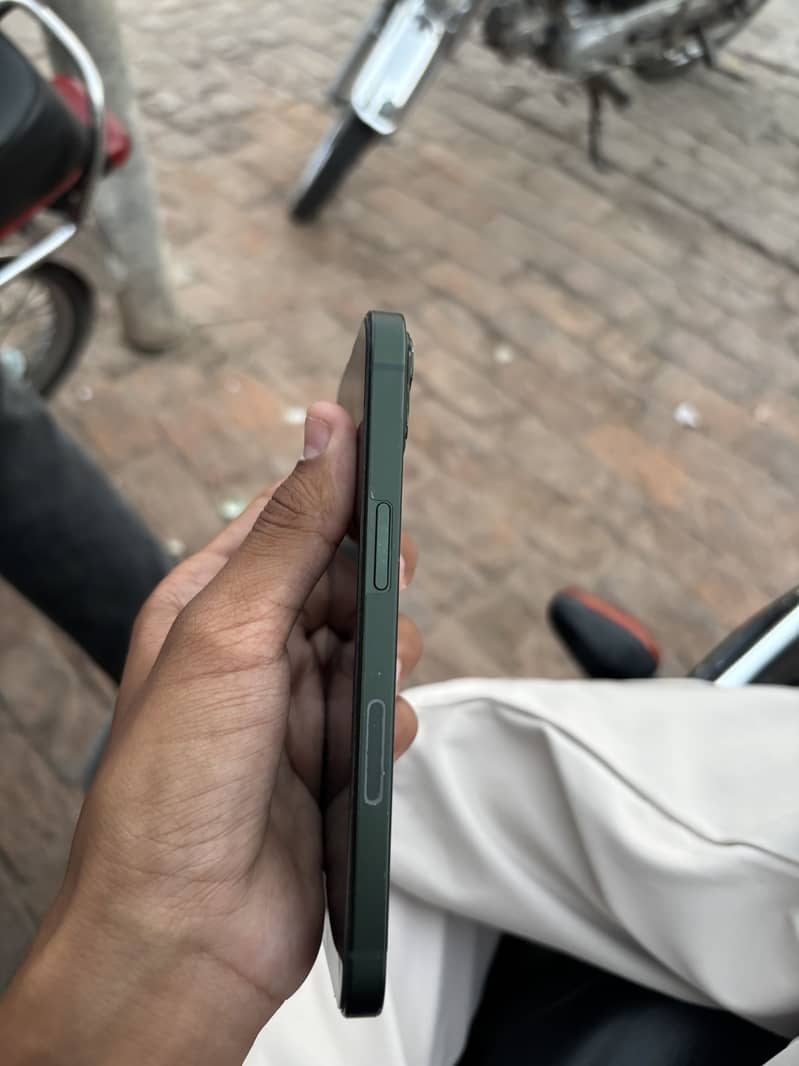 Apple iPhone 13 3