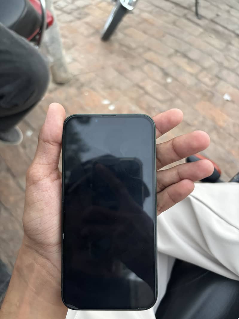 Apple iPhone 13 4