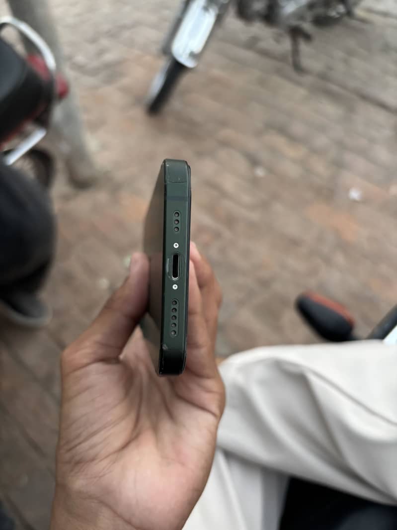 Apple iPhone 13 5