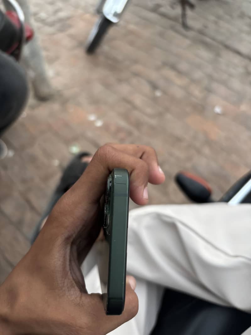 Apple iPhone 13 8