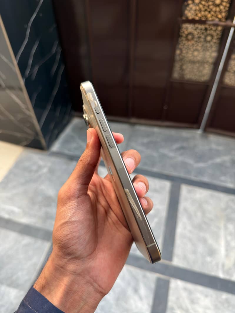 Apple iPhone 15 Pro Max 4