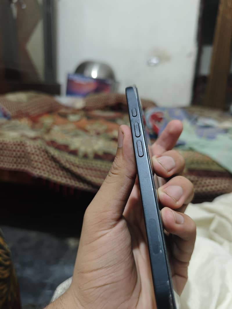 Apple iPhone 16e 2