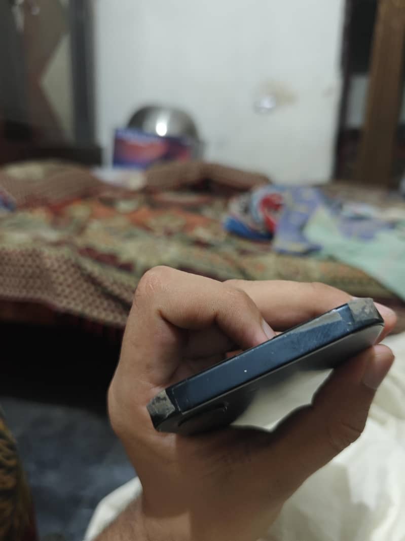 Apple iPhone 16e 3