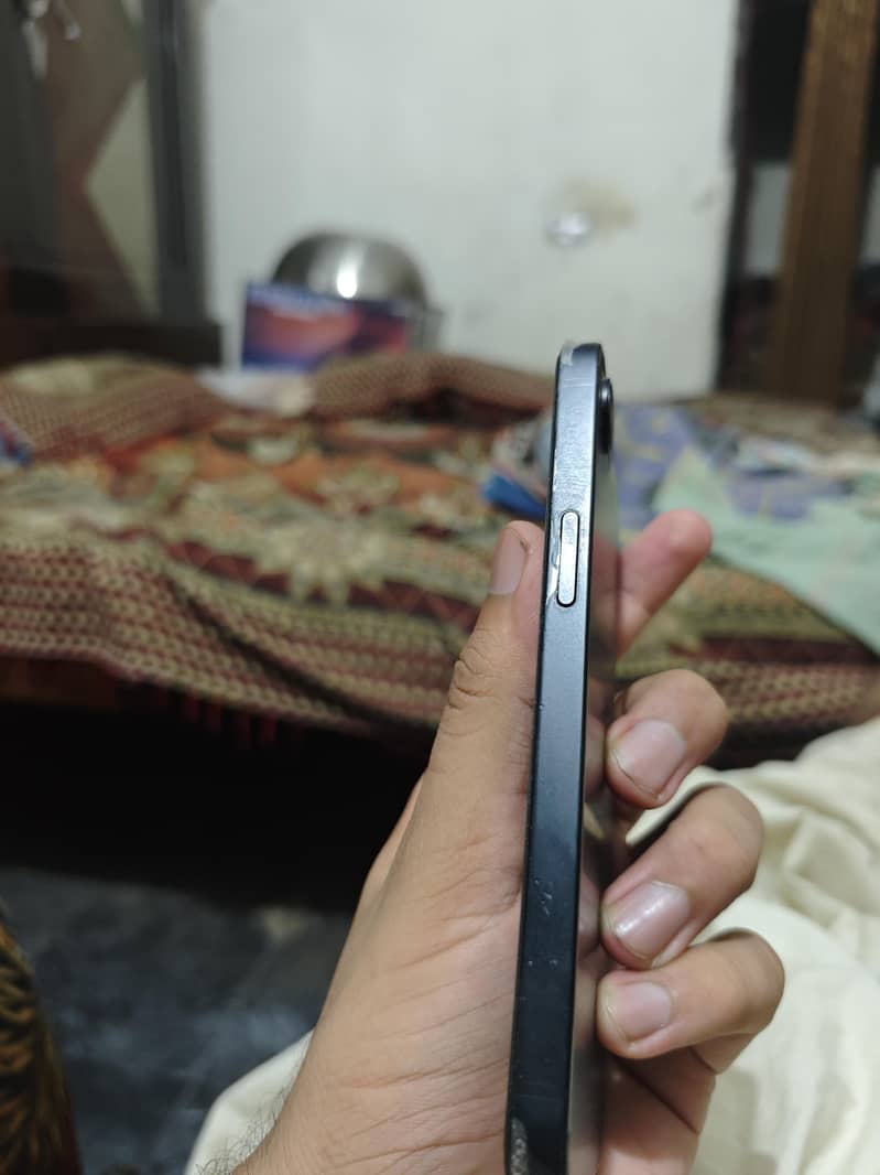 Apple iPhone 16e 4