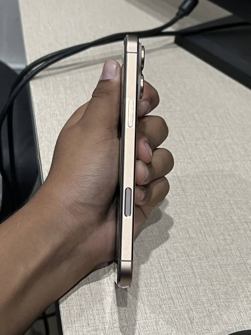 Apple iPhone 16 Pro Max 1