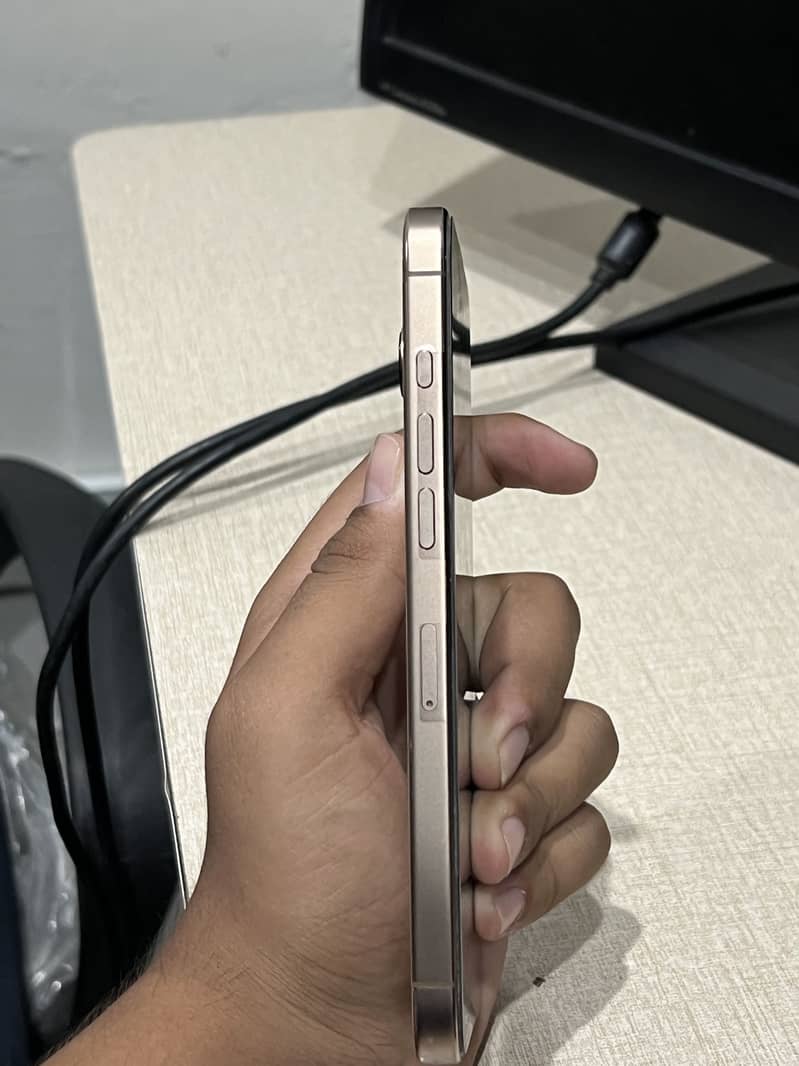 Apple iPhone 16 Pro Max 4