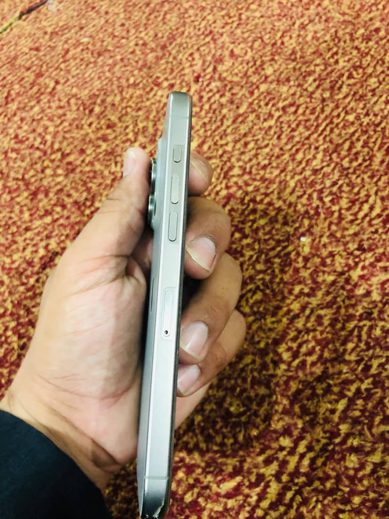Apple iPhone 15 Pro Max 4