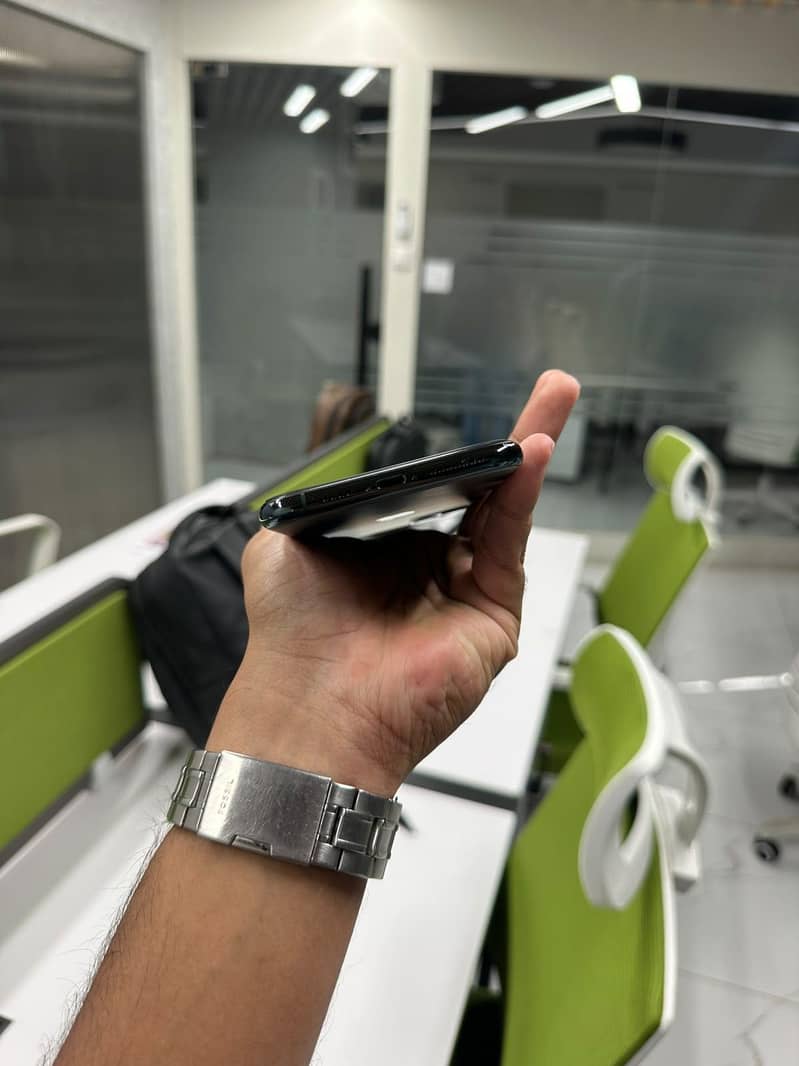 Apple iPhone 11 Pro Max 4