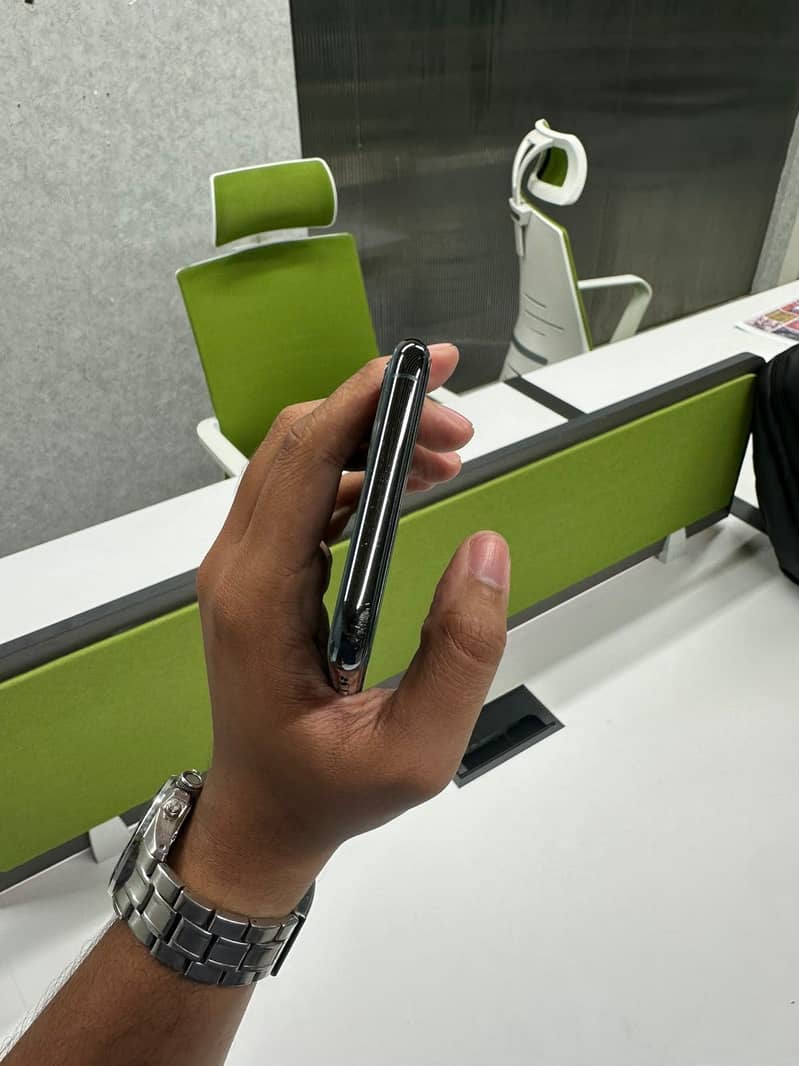 Apple iPhone 11 Pro Max 9