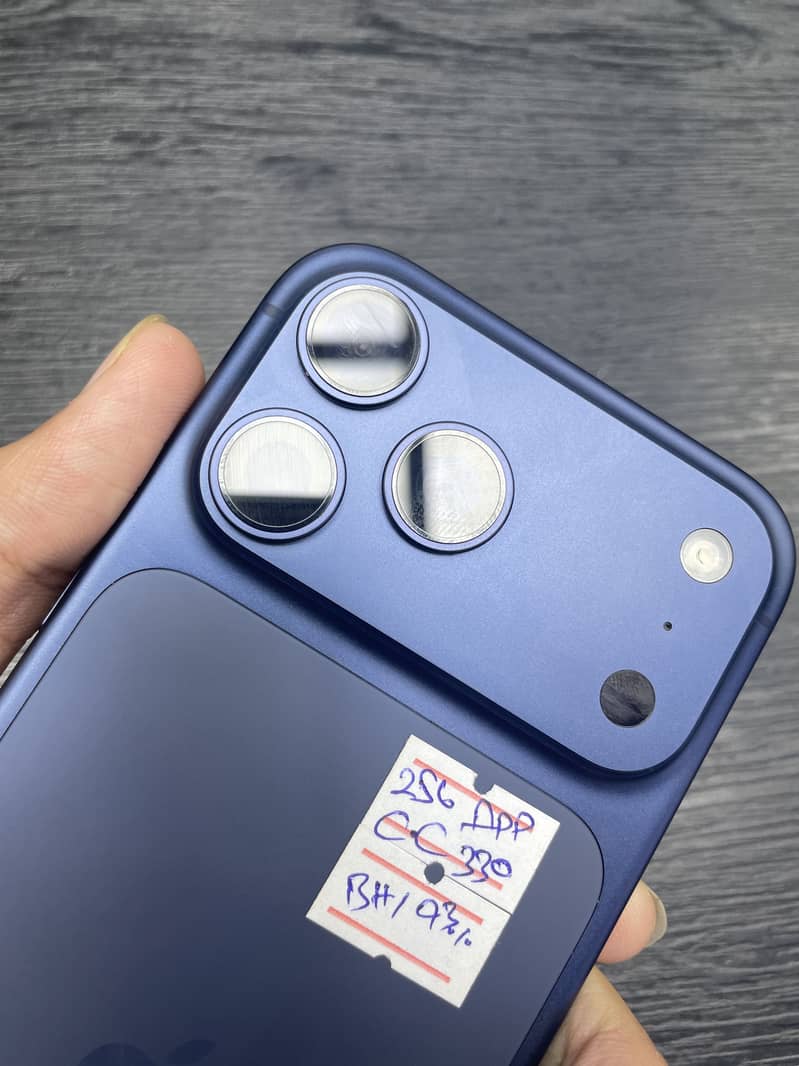 Apple iPhone 17 Pro Max 4