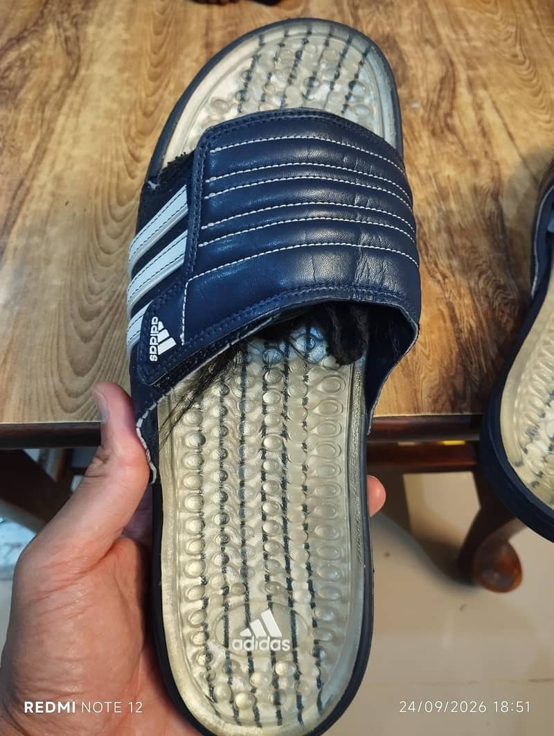 Adidas Slipper. 1