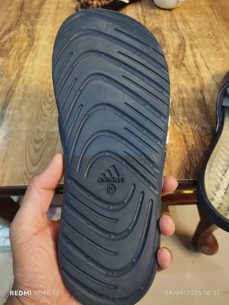 Adidas Slipper. 2