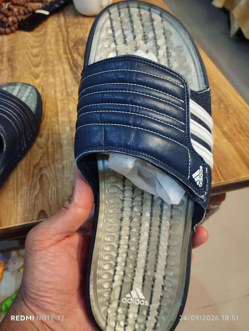 Adidas Slipper. 3
