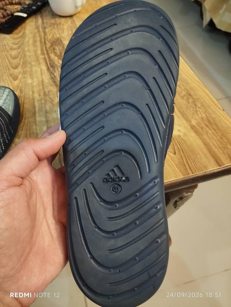 Adidas Slipper. 4
