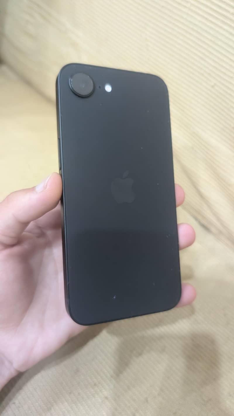 Apple iPhone 16e 1