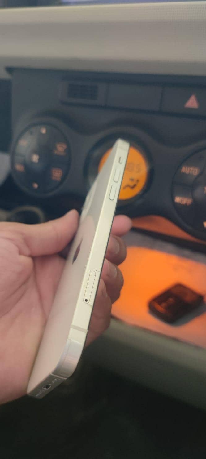 Apple iPhone 12 4