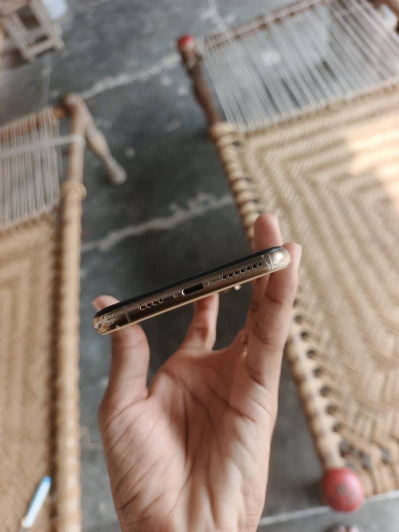 Apple iPhone XS Max 3