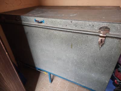 Peti (storage box) with stand