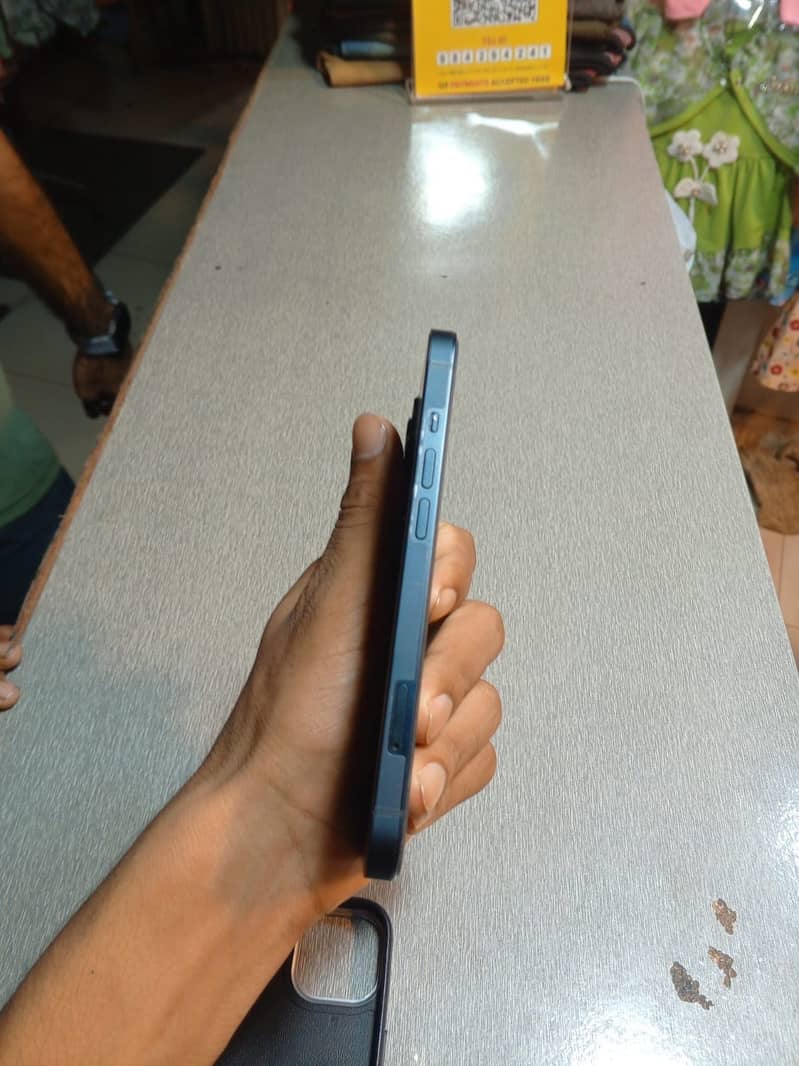 Apple iPhone 13 5