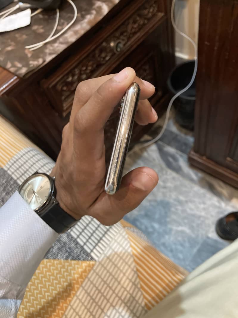 Apple iPhone X 4
