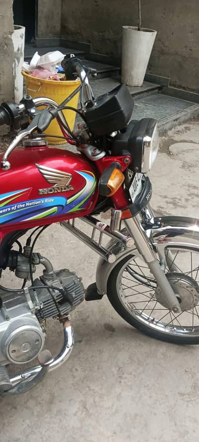 CD70 bhot achi cadition mein hy wattsapp 0344. . 55. . 48. . 494