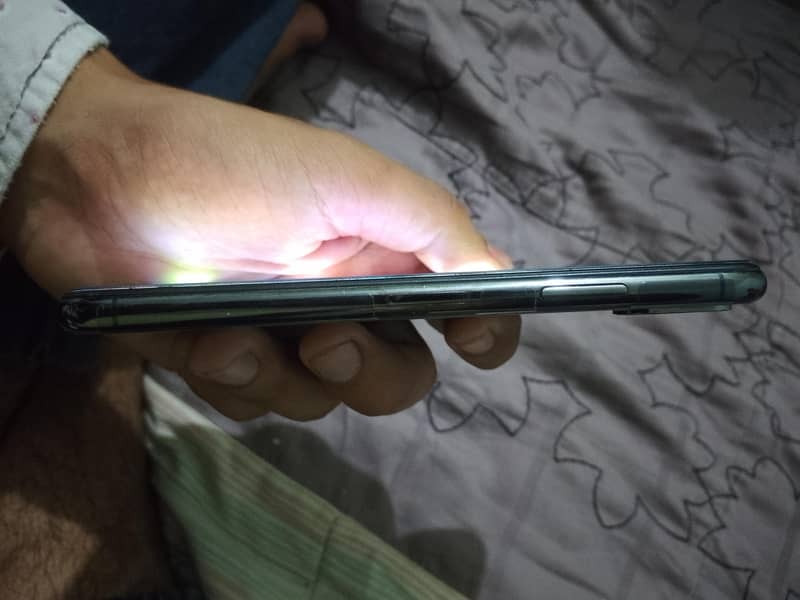 Apple iPhone XS 4
