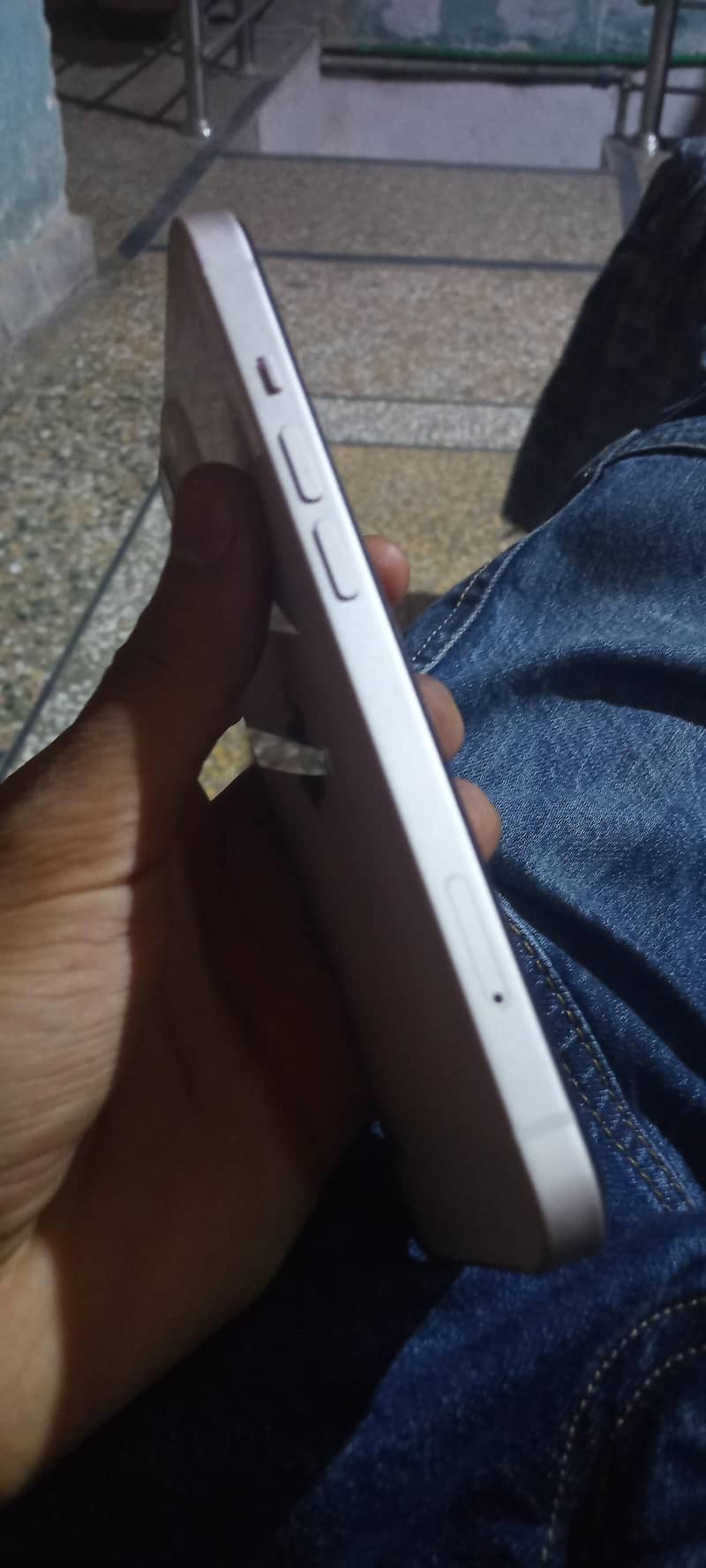 Apple iPhone 13 9
