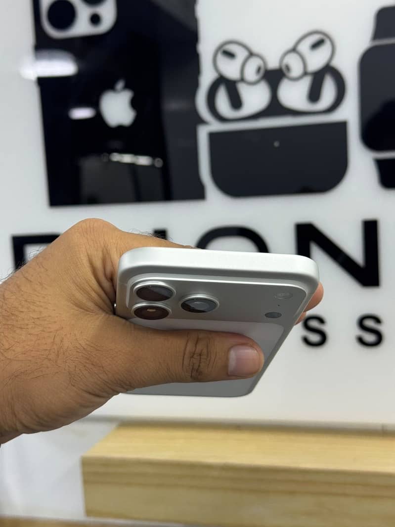 Apple iPhone 17 Pro Max 2